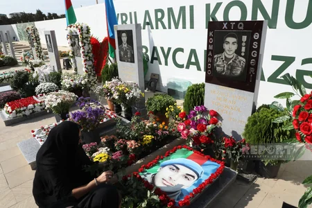 Azərbaycan xalqı antiterror şəhidlərinin məzarlarını ziyarət edir