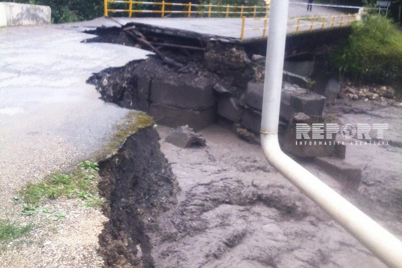 Qubada təbii fəlakət baş verib, sel avtomobili aparıb
