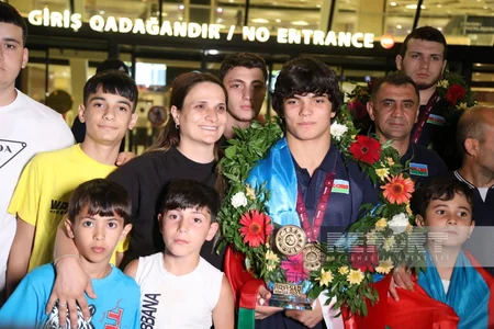 Avropa çempionu olan Azərbaycanın sərbəst güləşçiləri Bakıya qayıdıb