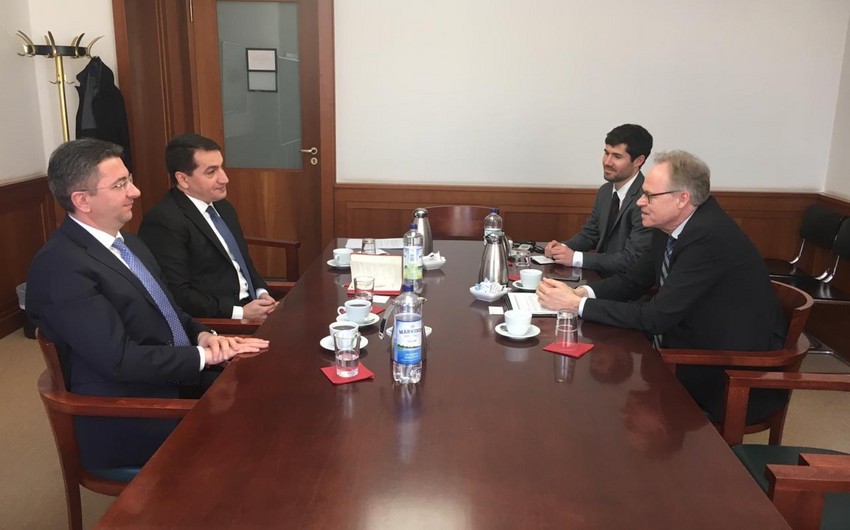Hikmət Hacıyev Almaniya rəsmiləri ilə Dağlıq Qarabağ münaqişəsini müzakirə edib