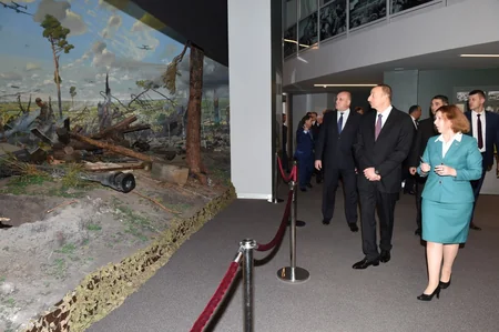 Prezident İlham Əliyev Belarus Dövlət Böyük Vətən Müharibəsi Tarixi Muzeyi ilə tanış olub