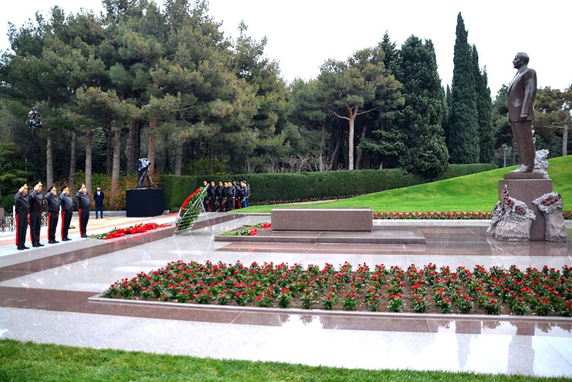 Azərbaycan Ordusunun generalları Heydər Əliyevin məzarını ziyarət edib