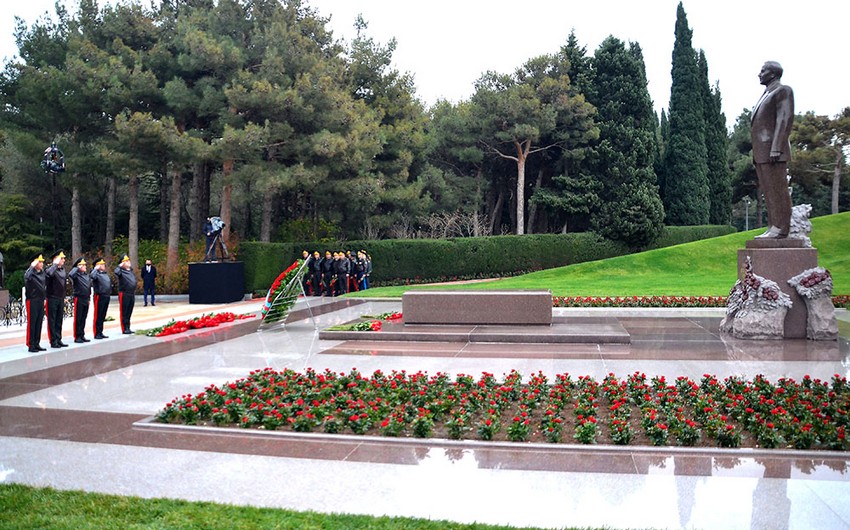 Azərbaycan Ordusunun generalları Heydər Əliyevin məzarını ziyarət edib