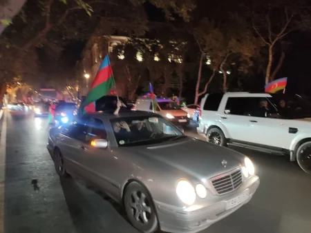 В Баку празднуют победу Азербайджана над Арменией