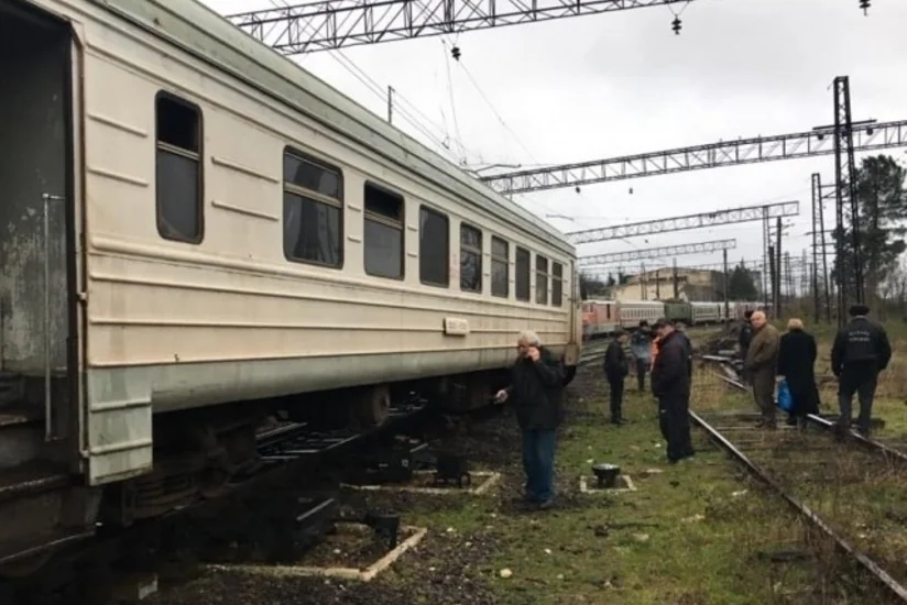 В Грузии пассажирский поезд сошёл с рельсов