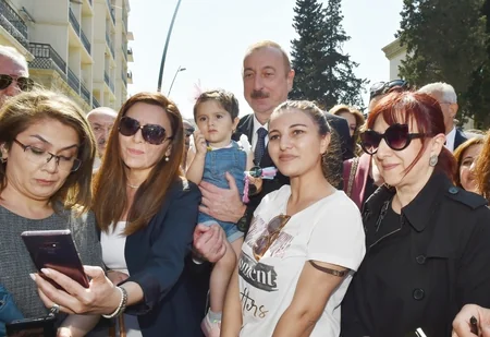 Prezident və birinci xanım “Sovetski”də vətəndaşların problemləri ilə tanış olublar - FOTO