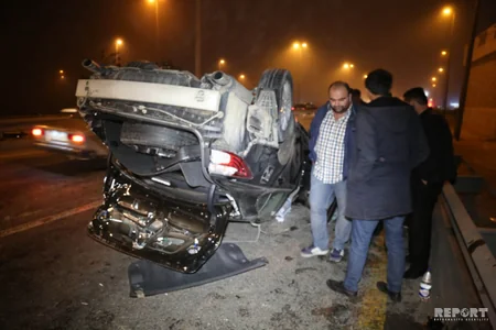 Bakıda minik avtomobili aşıb, iki nəfər xəsarət alıb - FOTO - VİDEO - YENİLƏNİB
