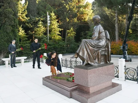 Prezident İlham Əliyev ümummilli lider Heydər Əliyevin məzarını ziyarət edib