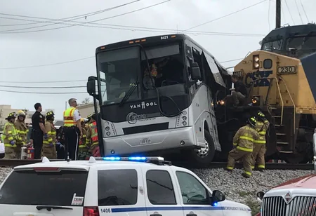 ABŞ-da qatarla sərnişin avtobusu toqquşub, azı 3 nəfər ölüb