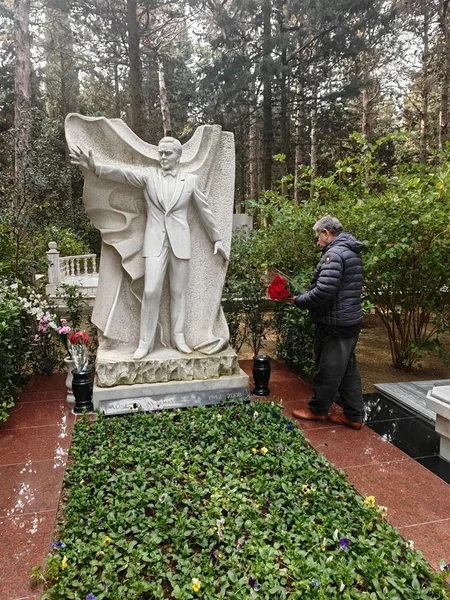 Rusiyalı məşhur psixoloq Heydər Əliyevin məzarını ziyarət edib