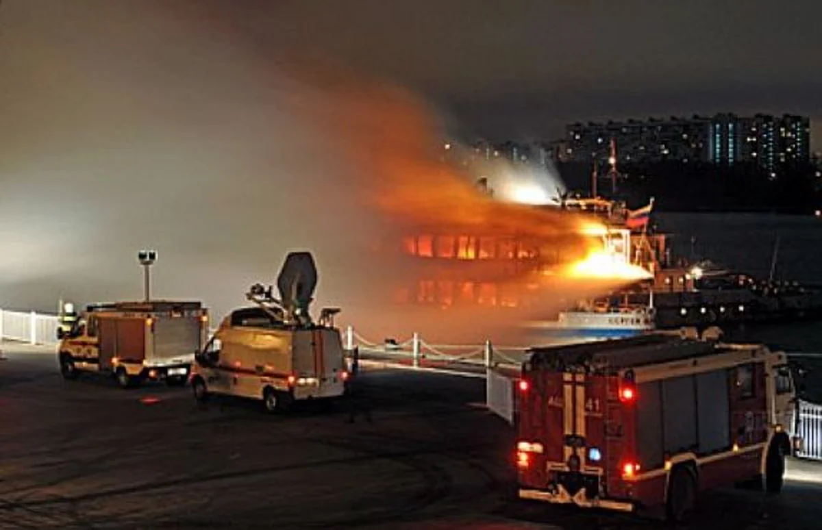 ​Bakıda gəmi yanıb