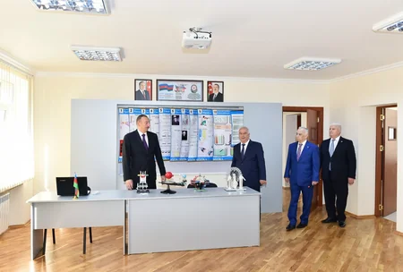 Prezident İlham Əliyev Bakıdakı 261 nömrəli məktəb-liseydə əsaslı təmirdən sonra görülən işlərlə tanış olub - YENİLƏNİB