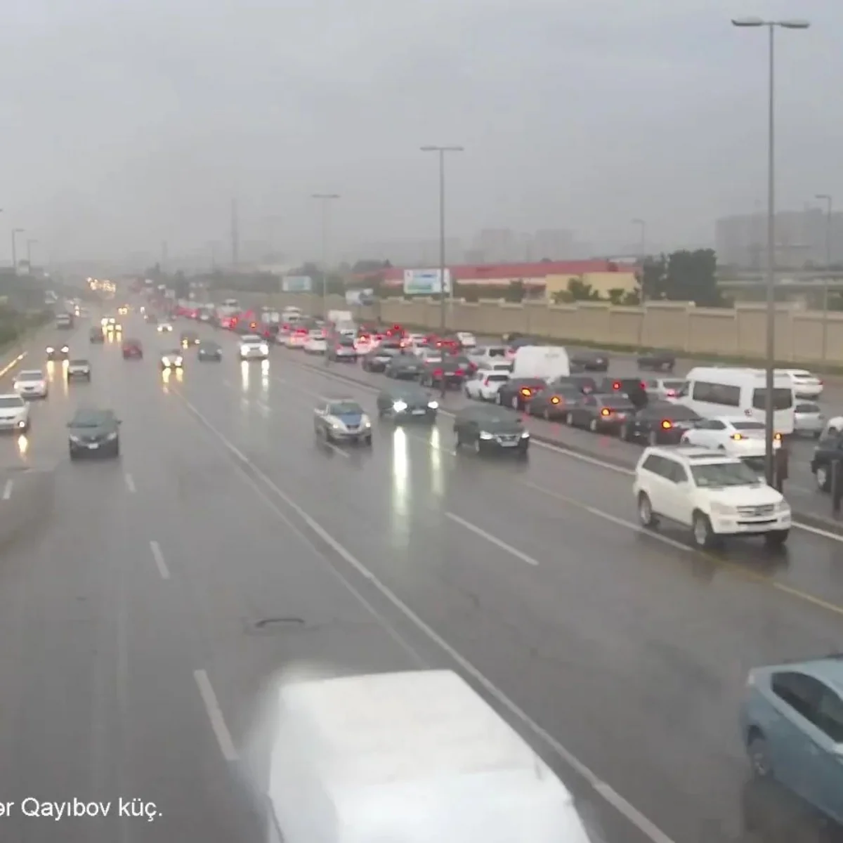 Bakının bir sıra yollarında tıxac yaranıb