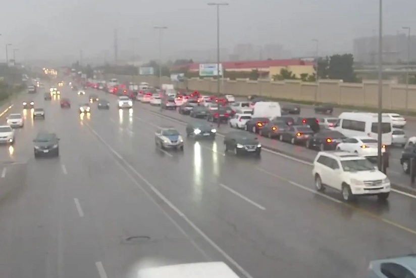 Bakının bir sıra yollarında tıxac yaranıb