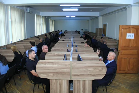 Vəkilliyə qəbul üzrə yazılı test imtahanı keçirilib