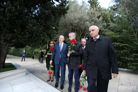 YAP rəhbərliyi Heydər Əliyevin məzarını ziyarət edib
