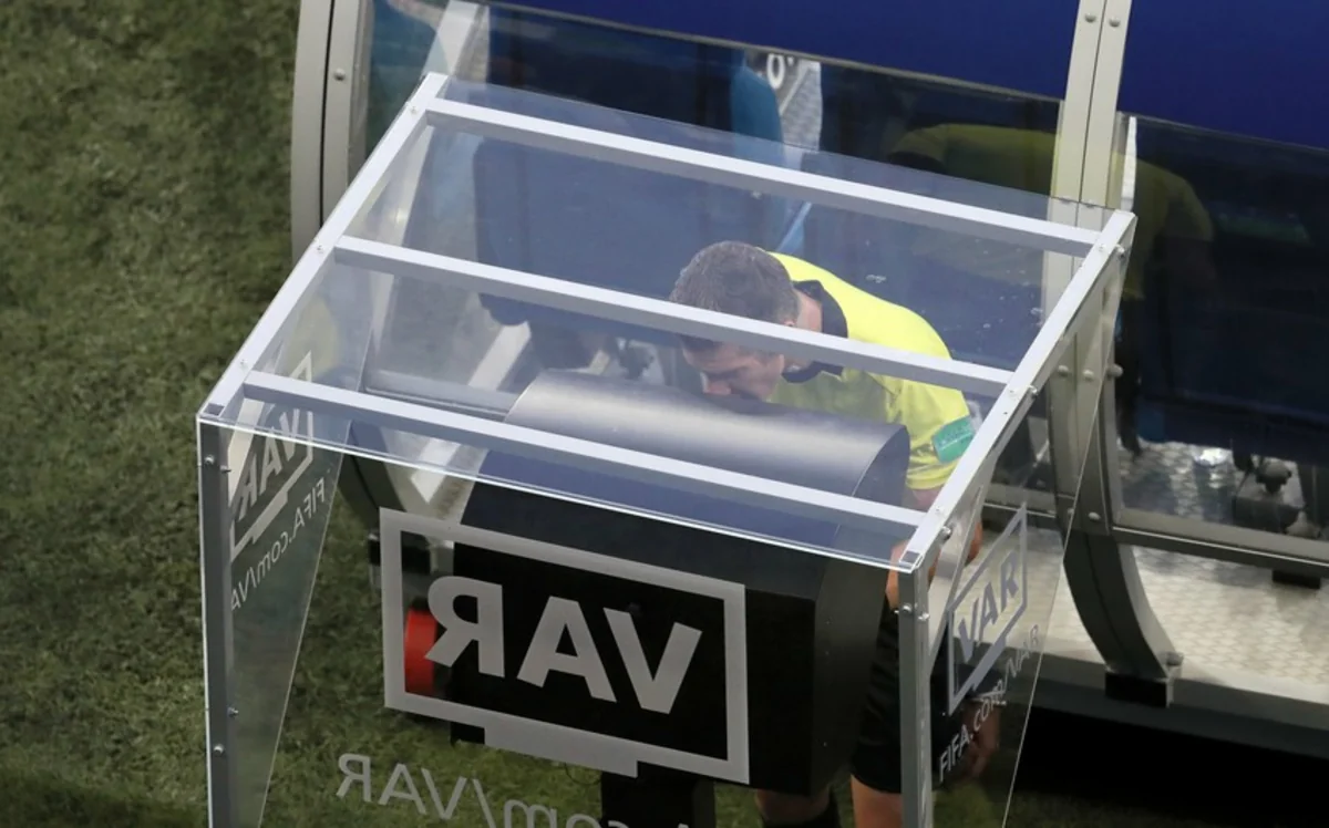 Frits Ştuxlik: VAR-ın işində texniki problem yaranarsa, oyun dayandırılmayacaq