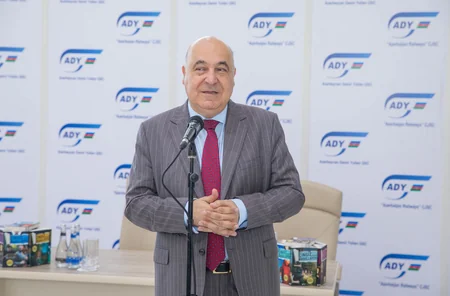 Bakı dəmir yolu vağzalında Xalq yazıçısı Çingiz Abdullayevlə görüş keçirilib - VİDEO