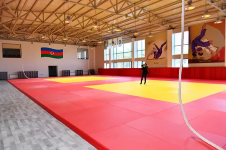 Prezident Sumqayıt şəhər stadionunda yaradılan şəraitlə tanış olub