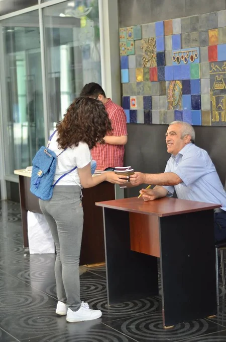 Yazıçı Rövşən Yerfinin yeni kitabının imza günü keçirilib