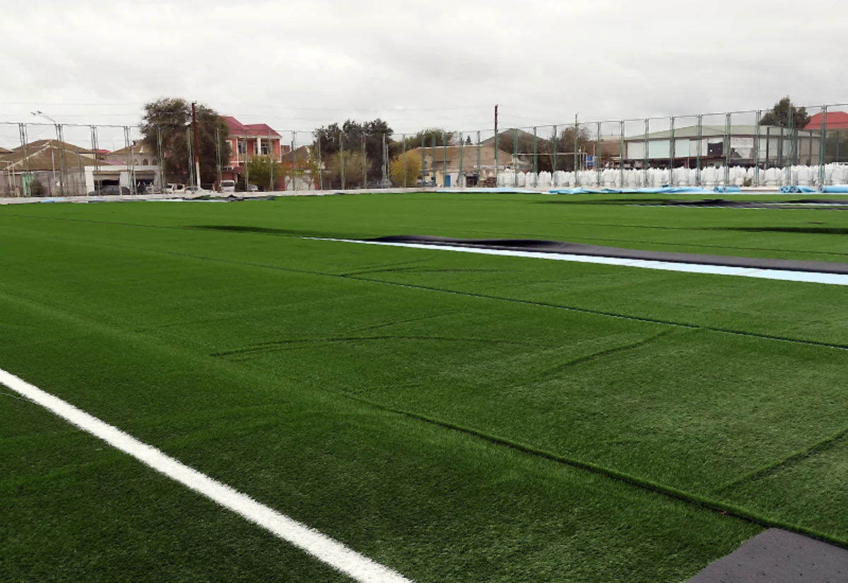 Binə qəsəbə stadionunda süni ot örtüyünün dəyişdirilməsi işləri davam etdirilir