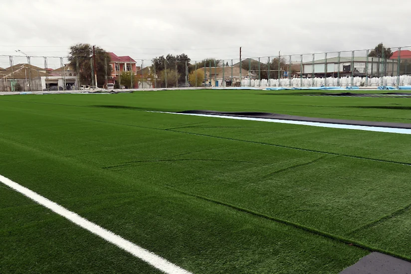 Binə qəsəbə stadionunda süni ot örtüyünün dəyişdirilməsi işləri davam etdirilir