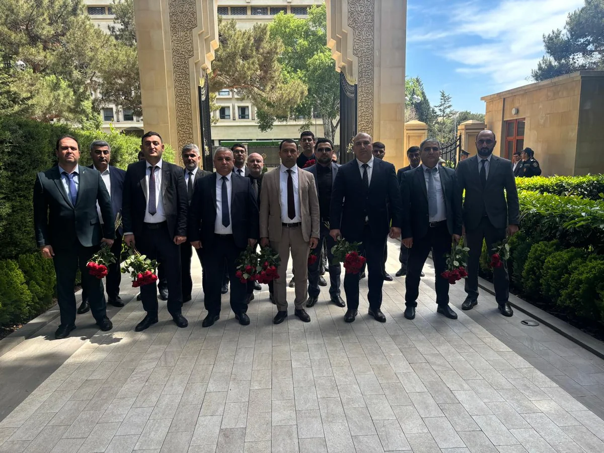 “Aqro-Vest DC”nin kollektivi Ümummilli Lider Heydər Əliyevin məzarını ziyarət edib