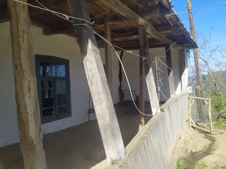 Lerikdə evi uçan şəxsə çadırdan ev düzəldilib