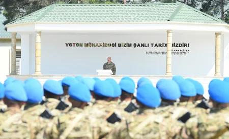 İlham Əliyev MN-in komando hərbi hissələrinin birində yaradılan şəraitlə tanış olub, hərbi hissəyə Döyüş bayrağını təqdim edib