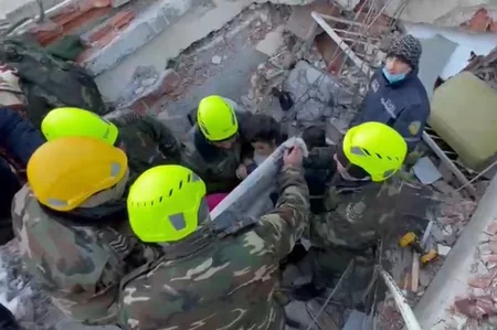 Azərbaycan xilasediciləri 37 nəfəri dağıntılar altından sağ, 145 nəfərin isə meyitini çıxarıb