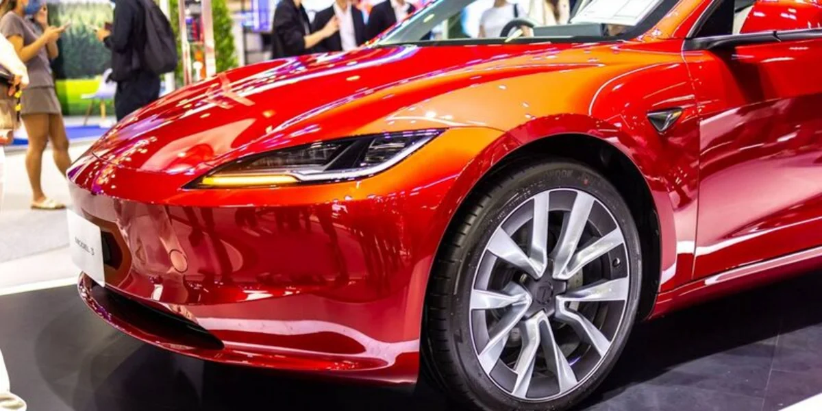 Tesla отзывает в США более 1,8 млн автомобилей из-за проблем с капотом