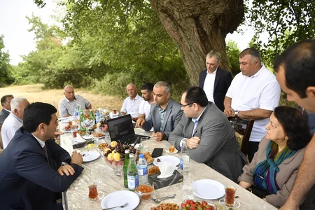Məcnun Məmmədov Xaçmazda taxıl biçinini izləyib, fermerlərlə görüşüb