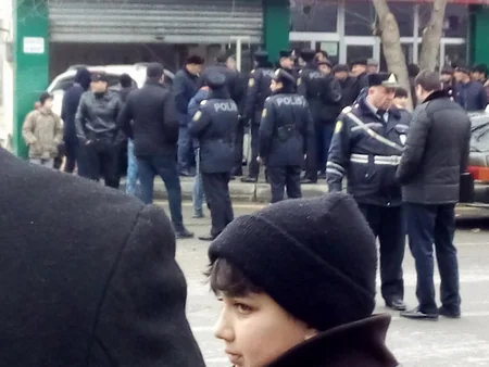 Mingəçevirdə üç avtomobil toqquşub, onlardan biri ət dükanına girib - FOTO