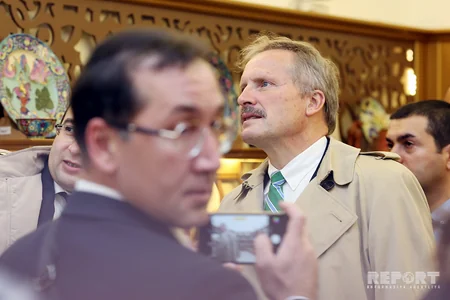 US Ambassador visits trade and exhibition center ABAD - PHOTO