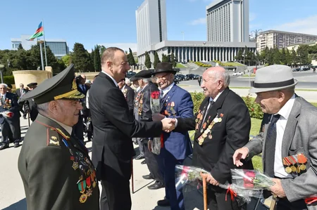 ​Prezident İlham Əliyev 9 May - Qələbə bayramı münasibətilə Bakıda keçirilən mərasimdə iştirak edib