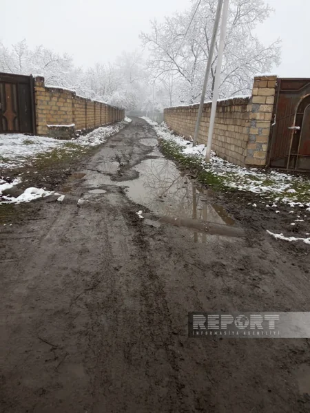Oğuzda kənd yolu bərbad vəziyyətə düşüb: sakinlərin gediş-gəlişi çətinləşib