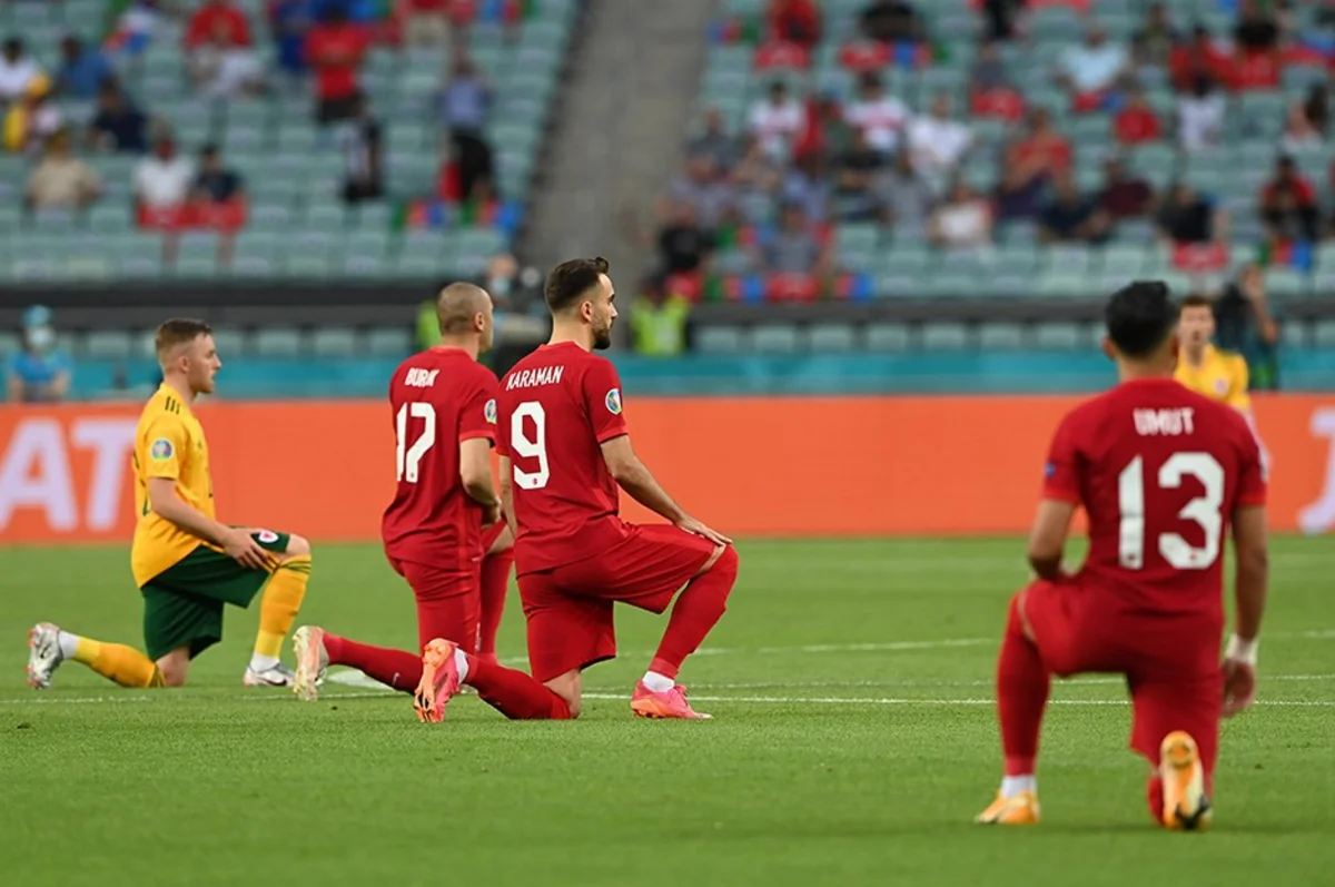 Futbolçular Bakıda irqçiliyə qarşı çıxdı