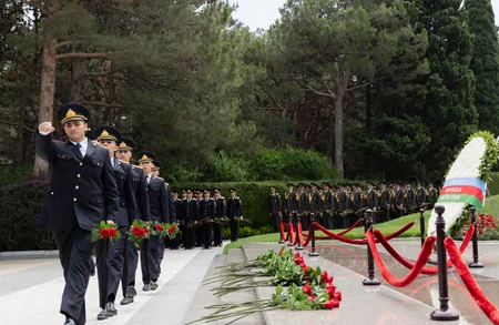 DİN-in kursantları Fəxri xiyabanda Ulu Öndər Heydər Əliyevin məzarını ziyarət ediblər