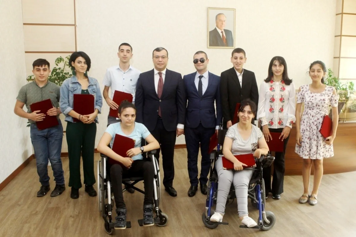 Nazir ali məktəblərə daxil olan sağlamlıq imkanları məhdud gənclərlə görüşub