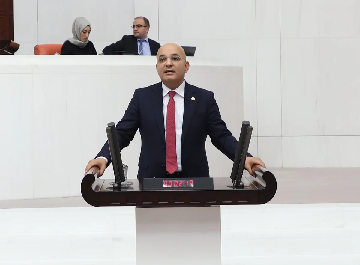 Türkiyədə millət vəkili avtomobil qəzasına düşüb