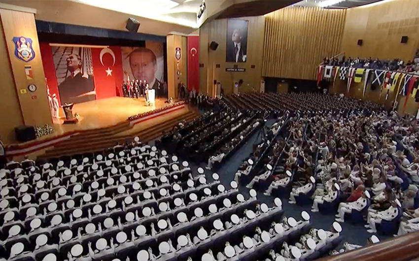 Müdafiə naziri Türkiyənin Hərbi Dənizçilik və Təyyarəçilik məktəblərinin buraxılış mərasimində iştirak edib