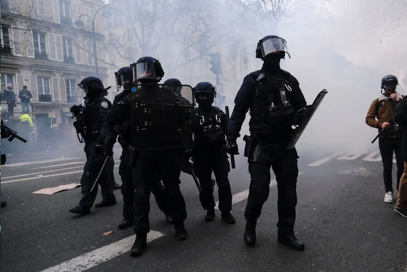 Parisdə etiraz aksiyası zamanı polis gözyaşardıcı qaz tətbiq edib