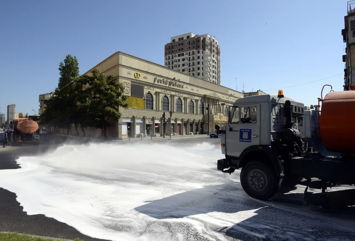 Bakının əsas küçələrində gücləndirilmiş dezinfeksiya işləri aparılır