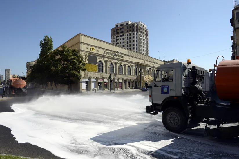 Bakının əsas küçələrində gücləndirilmiş dezinfeksiya işləri aparılır
