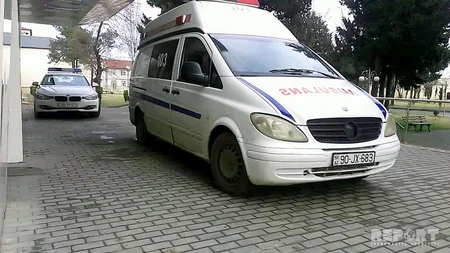 Lənkəranda avtomobil dayanacaqda duran iki nəfəri vurub