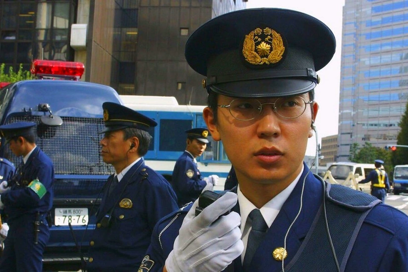 Man holding female worker hostage at internet cafe in Japan