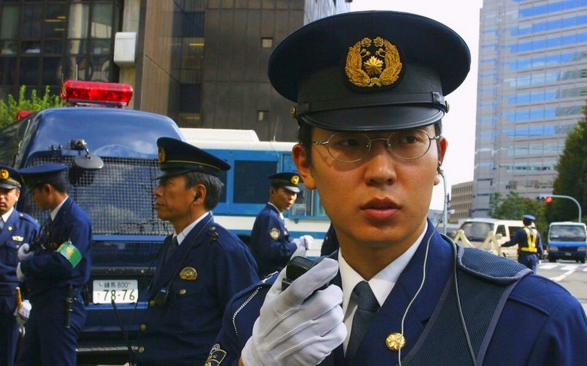 Man holding female worker hostage at internet cafe in Japan