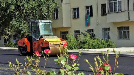 Bakının Xətai rayonunda 11,4 km uzunluğa malik küçədə təmir işləri aparılır