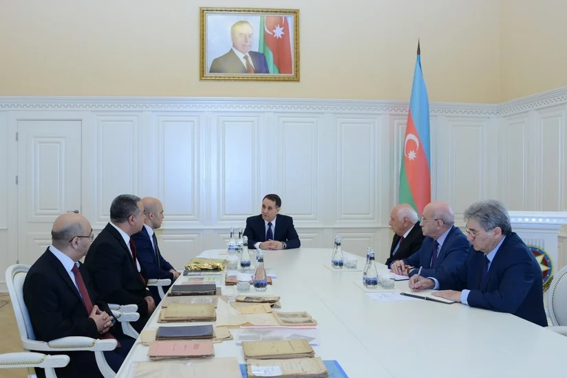 Azərbaycan Xalq Cümhuriyyəti Parlamentində asılan Dövlət bayrağı hökumətə təqdim olunub - YENİLƏNİB-2