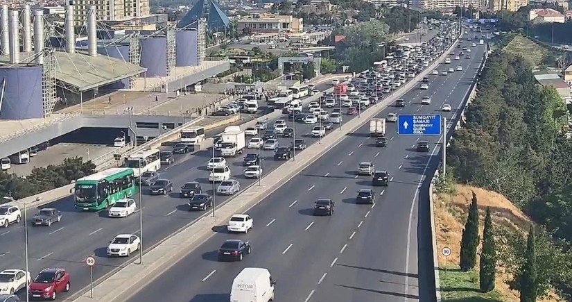 В Баку наблюдаются пробки в шести направлениях 